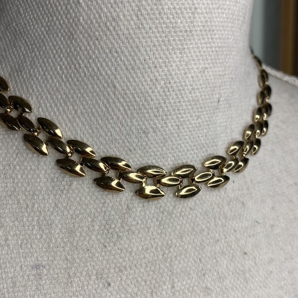 Gold chain neckline - Picture 2 of 3